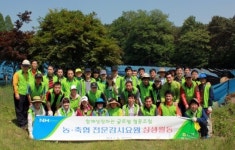농협안성교육원 농촌일손돕기 실시 인삼 농가서 꽃순 자르기 등 구슬땀