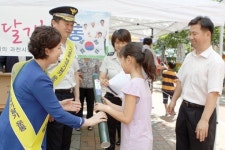 과천署, 별양동서 태극기 무료 배포 행사