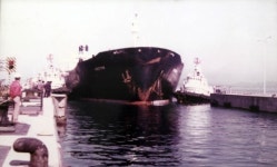 인천항 최초 입항 5만톤급 선박사진 갑문홍보관에 전시