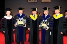 용인대학교 2012 후기 학위수여식 한일의원연맹 회장에 명예박사 학위