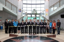 김성기 가평군수, 가평문화예술회관 전시회 관람