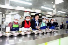 김필례 고양시의원, 노인복지관 방문 배식 봉사