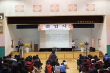 축제처럼… 인화여자中 특별한 졸업식 눈길