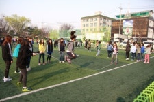 눈높이를 맞춰 인사하고 웃고 땀 흘리며 학교폭력 예방해요