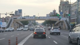 광고물게시대 전락 육교 철거요구 나몰라라
