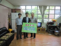 광명1동 명일경로당, 노래방기기 기증받아 웃음꽃