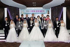지역사회 축복 속 행복한 웨딩마치