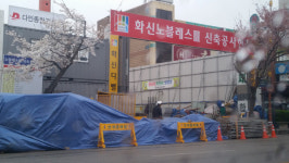 건설자재로 뒤덮인 도로변… 시민 원성