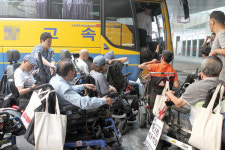장애인도 시외·고속버스 타고 싶다