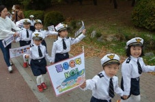 안전운전하세요… 김포署, 유치원생들과 교통안전 홍보 눈길