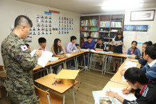 특전복 입고 외국인에 한글수업 봉사 화제