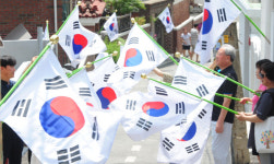 골목길 메운 태극기