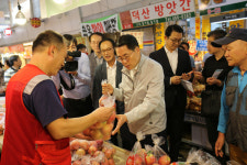 상인들과의 소통으로 첫 행보 시작한 김재수 농림부 장관
