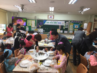 고사리 손으로 만든 쌀 케이크 이웃에 달콤한 나눔