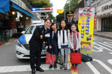 경관과 등굣길 모습 찰칵 추억이 방울