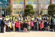 개학철 초등 1년생 교통안전 지도 수원남부署 엄마손 캠페인 실시