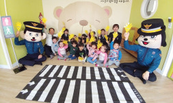 횡단보도 건너기 이렇게~ 연처署 여경들, 어린이집 교육