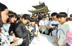 성곽따라 꽃길 산길 걸으니 수원화성이 더 사랑스러워요