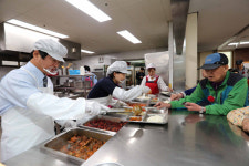 이흥수 동구청장, 동구노인복지관 경로식당서 배식봉사