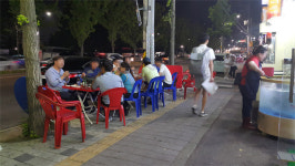 더위 핑계 야외 테이블서 술판… 소음·쓰레기에 주민 울상