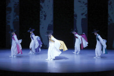 비 바람 구름 천둥 춤사위로 펼치다