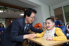 김윤주 군포시장, 사회복지시설 8개소 방문 위문품 전달