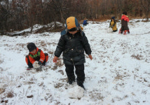 하얗고 푸른 자연속에 마음껏 배우는 아이들