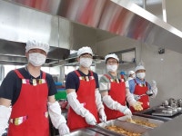 의왕 관내 기업체 직원들 금요일마다 복지관서 배식봉사