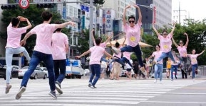 거리를 무대로 만드는 우아한 몸짓