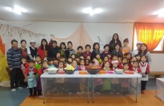 어르신들 버무리고 고사리손이 무치고