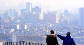 미세먼지 속에 갇힌 수원 도심