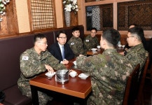 외출 장병들과 소통 나눈 최종환 파주시장