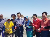 황교안 한국당 대표, 중구서 바지락 채취 일손돕기