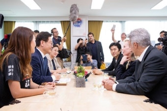 킴 베이싱어와 환담 나누는 이 지사