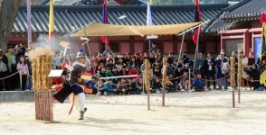 휴일 화성행궁 찾은 시민에 시범 보이는 무예24기