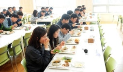 코로나19가 바꾼 구내 식당 풍경, 비워진 앞자리