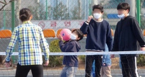 사회적 거리두기 벗어나 모처럼 공놀이