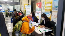 재난기본소득 온라인 접수 첫날, 민원인으로 행정복지센터 북적