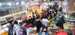 긴급재난지원금 효과?… 전통시장 북적북적