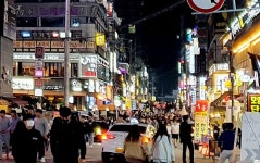 방역당국 비웃듯 수원 인계동 유흥가 불야성