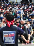 함꼐 살자… 모베이스전자 고용안정 요구하는 금속노조