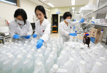 채취한 수돗물 시료하는 수원시상수도사업소