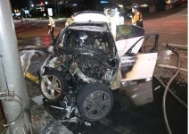 판교IC고가차도 아래 사거리 교통사고 2명 부상…차량 화재로 이어져 BMW 전소