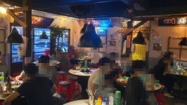 2단계로 완화 후 술집 북새통···뫼비우스의 띠 같다