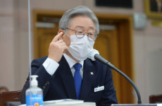 이재명 지사, 거듭된 野 옵티머스 공세에 국감과 관계없다…지나쳐