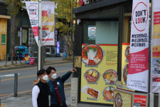 거리에, 팔찌에 보이는 ‘빨간원’…무슨 캠페인일까?