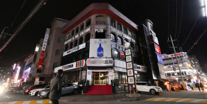 사회적 거리두기 2단계 시행으로 불 꺼진 상가들