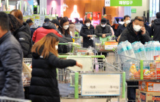 코로나19 확진자 최다...할인매장에 몰린 인파