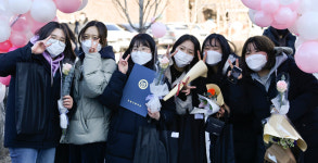 사진으로 추억 남기는 졸업생들