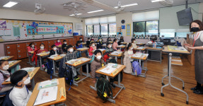 첫 등교 첫 수업...인천 청량초등학교 1학년 교실